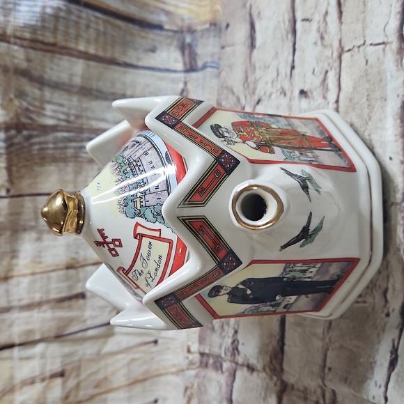 James Sadler England "The‎ Tower of London" Teapot lidded 1980's bone china - Picture 3 of 9